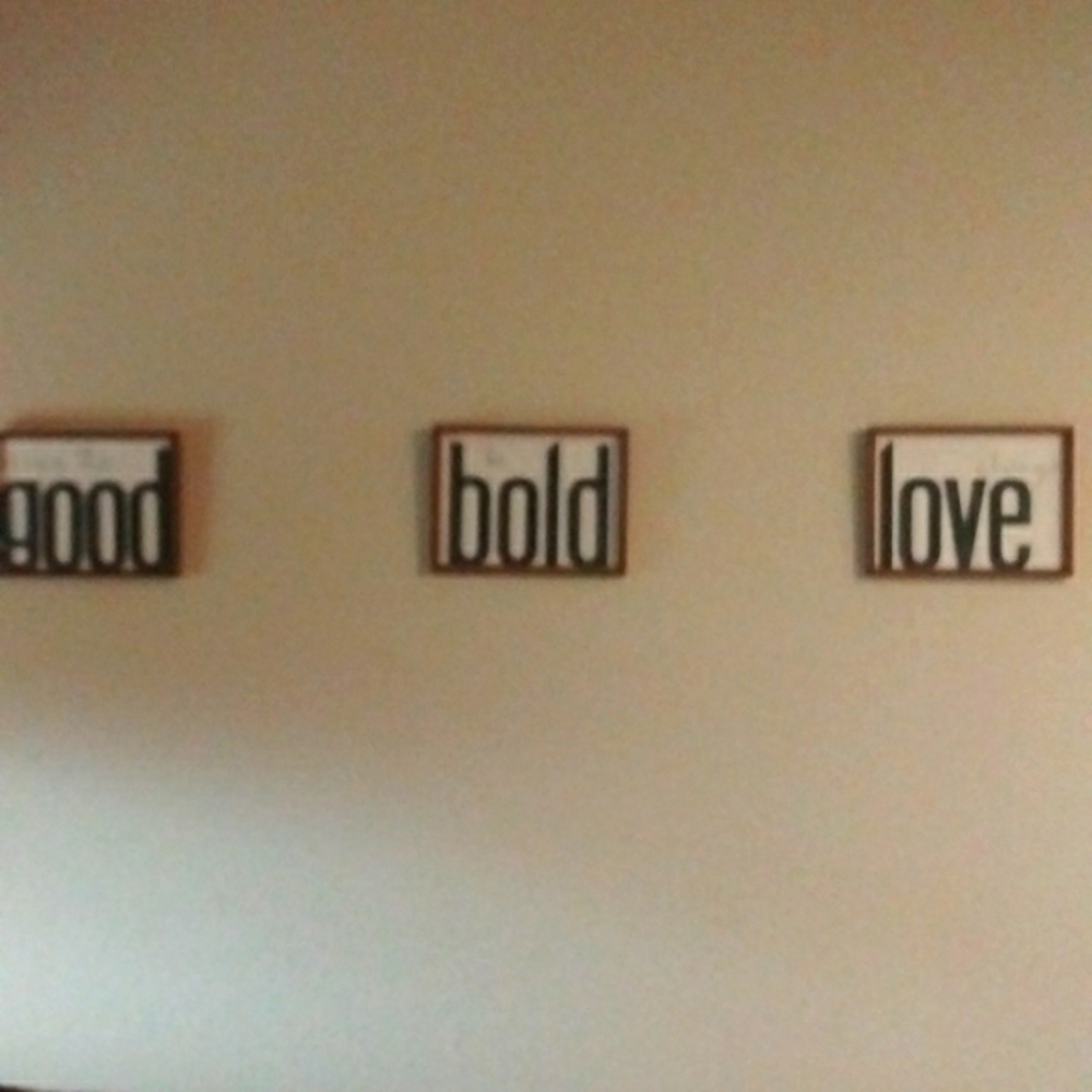 Good bold love wall decor